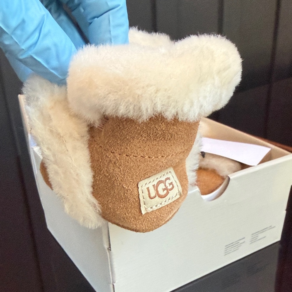🔥 UGG Lassen Genuine Shearling Shoes – Chestnut (Size 0/1) – NEW IN BOX - Picture 3 of 16